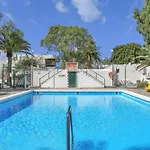 Parrot Paradise Studio, Wifi, Smart Tv, Pool 公寓